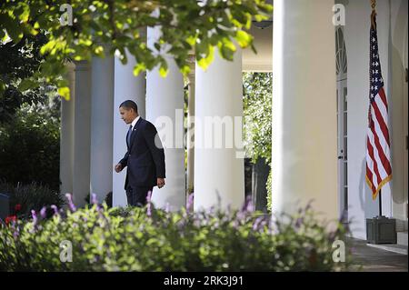 Bildnummer: 53521485 Datum: 09.10.2009 Copyright: imago/Xinhua (091009) -- WASHINGTON, 9. Oktober 2009 (Xinhua) -- US-Präsident Barack Obama geht die Treppe hinunter, als er seine Rede beendete, nachdem er am 9. Oktober 2009 den Friedensnobelpreis 2009 im Rose Garden of White House in Washington erhalten hatte. (Xinhua/Zhang Yan) (clq) (9)USA-WASHINGTON-OBAMA-NOBEL-FRIEDENSREDE PUBLICATIONxNOTxINxCHN People Politik kbdig xmk 2009 quer Bildnummer 53521485 Datum 09 10 2009 Copyright Imago XINHUA Washington OCT 9 2009 XINHUA US-Präsident Barack Obama geht die Treppe hinunter, als er seine Rede danach beendete Stockfoto