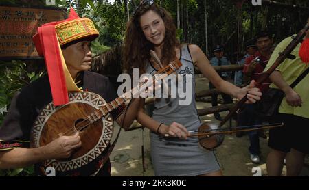 Bildnummer: 53523271 Datum: 11.10.2009 Copyright: imago/Xinhua (091011) -- BAOTING, 11. Oktober 2009 (Xinhua) -- Ein Model spielt ein chinesisches Musikinstrument mit einem Mann lokaler ethnischer Gruppe in einem Touristenort von Baoting im Zentrum der südchinesischen Provinz Hainan, 11. Oktober 2009. Das Elite Model Final wird am 18. Oktober 2009 in Hainans Strandresort Sanya mit 71 Modellen um den Spitzentitel der Elite Model Agency kämpfen. (Xinhua/Zhao Yinquan) (msq) (3)CHINA-SANYA-ELITE MODEL-LI-MIAO-ETHNIC-MINORITY (CN) PUBLICATIONxNOTxINxCHN Model kbdig xsk 2009 quer Uraufführung o0 Musik, Musikinstrument, tr Stockfoto