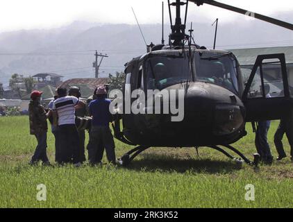 Bildnummer: 53525525 Datum: 12.10.2009 Copyright: imago/Xinhua (091012) -- MANILA, 12. Oktober 2009 (Xinhua) -- Männer der philippinischen Luftwaffe heben die Leichen der Opfer am 12. Oktober 2009 in die Luft, um sie zu ihren Verwandten in der Nähe der Stadt Baguio in der Provinz Benguet in Nordphilippinen zu bringen. Such- und Rettungsteams kämpften, um Gebiete im Norden der Philippinen zu erreichen, die von Sturmstürzen und Überschwemmungen abgeschnitten waren, die mehr als 600 Tote gefordert hätten, sagten Beamte. (Xinhua/Dave Leprozo) (zw) (6)DIE PHILIPPINISCH-TROPISCHEN STURMNACHWIRKUNGEN PUBLICATIONxNOTxINxCHN Naturkatastrophen Erdrutsch Philippinen p Stockfoto