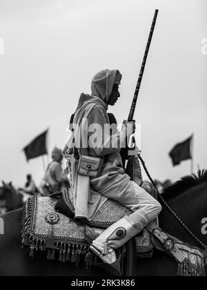 Essaouira, Marokko - 13. August 2023: Reiterinnen und Reiter nehmen an einer traditionellen Kostümveranstaltung namens Tbourida Teil, die in einem traditionellen marokkanischen Stil gekleidet ist Stockfoto