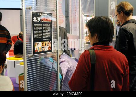 Bildnummer: 53531703  Datum: 14.10.2009  Copyright: imago/Xinhua (091014) -- FRANKFURT, Oct. 14, 2009 (Xinhua) -- Visitors read a poster of Chinese cartoons at the 61st Frankfurt Book Fair in the central German city of Frankfurt, Oct. 14, 2009. The 61st Frankfurt Book Fair opened to public on Wednesday. (Xinhua/Ban Wei) (yc) (3)GERMANY-FRANKFURT-BOOK-FAIR-CARTOON PUBLICATIONxNOTxINxCHN Frankfurt am Main Frankfurter Buchmesse Messen kbdig xub 2009 quer     Bildnummer 53531703 Date 14 10 2009 Copyright Imago XINHUA  Frankfurt OCT 14 2009 XINHUA Visitors Read a Poster of Chinese Cartoons AT The 6 Stock Photo