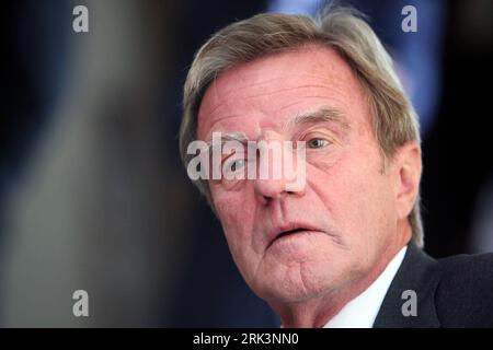 Bildnummer: 53540037 Datum: 18.10.2009 Copyright: imago/Xinhua (091018) -- KABUL, 18. Oktober 2009 (Xinhua) -- der französische Außenminister Bernard Kouchner nimmt am 18. Oktober 2009 an einer Pressekonferenz in der französischen Botschaft in Kabul, der Hauptstadt Afghanistans, Teil. Der französische Außenminister Bernard Kouchner hat am Sonntag den amtierenden afghanischen Präsidenten Hamid Karzai und seinen Hauptrivalen Abdullah Abdullah aufgefordert, das Endergebnis der Präsidentschaftswahlen im August zu akzeptieren, das voraussichtlich in zwei Tagen bekannt gegeben wird. (Xinhua/Zabi Tamanna) (Axy) (2)AFGHANISTAN-KABUL-ELECTION-FRENCH FOREIGN MINISTER-MEDIATION PUBL Stockfoto