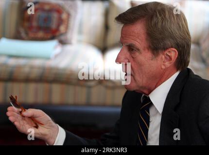 Bildnummer: 53540040 Datum: 18.10.2009 Copyright: imago/Xinhua (091018) -- KABUL, 18. Oktober 2009 (Xinhua) -- der französische Außenminister Bernard Kouchner nimmt am 18. Oktober 2009 an einer Pressekonferenz in der französischen Botschaft in Kabul, der Hauptstadt Afghanistans, Teil. Der französische Außenminister Bernard Kouchner hat am Sonntag den amtierenden afghanischen Präsidenten Hamid Karzai und seinen Hauptrivalen Abdullah Abdullah aufgefordert, das Endergebnis der Präsidentschaftswahlen im August zu akzeptieren, das voraussichtlich in zwei Tagen bekannt gegeben wird. (Xinhua/Zabi Tamanna) (Axy) (3)AFGHANISTAN-KABUL-ELECTION-FRENCH FOREIGN MINISTER-MEDIATION PUBL Stockfoto