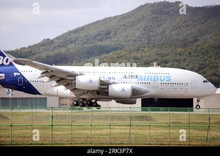 Bildnummer: 53541575  Datum: 19.10.2009  Copyright: imago/Xinhua An Airbus A380 passenger aircraft lands on the tarmac after a flight test in Seoul Airport in Seongnam, Gyeonggi Province, South Korea, Oct. 19, 2009. The Seoul International Aerospace and Defense Exhibition (ADEX) 2009, one of the largest arms exhibitions in Asia, will take place here from Tuesday to Sunday. (Xinhua/He Lulu) (hdt) (3)SOUTH KOREA-AEROSPACE-DEFENCE-EXHIBITION PUBLICATIONxNOTxINxCHN Seoul Luftfahrt Abwehr Verteidigung Objekte Ausstellung kbdig xub 2009 quer o0 Flugzeug Airbus A 380    Bildnummer 53541575 Date 19 10 Stock Photo