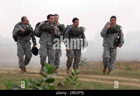 Bildnummer: 53541872  Datum: 19.10.2009  Copyright: imago/Xinhua (091019) -- AGRA, Oct. 19, 2009 (Xinhua) -- US Air Force personnel participate in the joint exercise by India and US airforces in Agra, India, on Oct. 19, 2009. The exercise dubbed Cope India 09 started on Monday in Agra. (Xinhua/Stringer)(hdt) (1)INDIA-US-AIR FORCE-JOINT EXERCISE PUBLICATIONxNOTxINxCHN Militär USA Indien Kooperation Armee Premiumd kbdig xub 2009 quer o0 Soldat    Bildnummer 53541872 Date 19 10 2009 Copyright Imago XINHUA  AGRA OCT 19 2009 XINHUA U.S. Air Force Personnel participate in The Joint EXERCISE by India Stock Photo