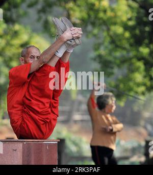 Bildnummer: 53543885  Datum: 19.10.2009  Copyright: imago/Xinhua (091020) -- WUHAN, Oct. 20, 2009 (Xinhua) -- The 91-year-old Xiao Qinglian (L) warms up with his lithesome body callisthenics as he is about to perform his own pliable stunt, in a park of Wuhan, central China s Hubei Province, Oct. 19, 2009. The nonagenarian man has kept on the extraordinary physical exercises over the past 27 years to keep body fit. (Xinhua/Zhou Chao) (px) CHINA-WUHAN-NONAGENARIAN-PHYSICAL EXERCISE-STUNT(CN) PUBLICATIONxNOTxINxCHN Kurios Senioren gelenkig Kbdig xdp 2009 quadrat o0 Mann alt o00 Freisteller    Bil Stock Photo