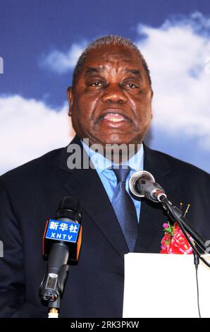 Bildnummer: 53543911 Datum: 19.10.2009 Copyright: imago/Xinhua (091020) -- CHAMBISHI(ZAMBIA), 20. Oktober 2009 (Xinhua) -- der sambische Präsident Rupiah Banda spricht bei der Eröffnungszeremonie der in China investierten Chambishi-Kupferschmelze in Kitwe, der Hauptstadt der zentralsambischen Kupfergürtelprovinz, 19. Oktober 2009. Die Chambeshi Copper Smelter, die 150.000 metrische Tonne Kupfer pro Jahr verarbeiten kann, hat mehr als 600 Arbeitsplätze für die Bevölkerung geschaffen. China Non ferrous Metal Mining Group Limited hält 60 Prozent seines Anteils, während Sambias größtes Industrieunternehmen ZESCO Limited 40 Prozent hält Stockfoto
