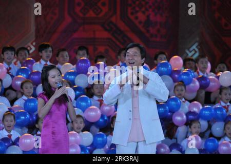 Bildnummer: 53545193  Datum: 20.10.2009  Copyright: imago/Xinhua (091020) -- NANNING, Oct. 20, 2009 (Xinhua) -- Chinese Hong Kong actor Jackie Chan (R) and singer Mei He perform a song named Nation during an evening gala marking the open of the 11th Nanning International Folk Song Arts Festival in Nanning, capital of southwest China s Guangxi Zhuang Aotonomous Region, on Oct. 20, 2009. (Xinhua/Zhou Hua) (lyx) (7)CHINA-GUANGXI-INTERNATIONAL FORK SONG ARTS FESTIVAL (CN) PUBLICATIONxNOTxINxCHN People Musik kbdig xsp 2009 quer  o0 Film    Bildnummer 53545193 Date 20 10 2009 Copyright Imago XINHUA Stock Photo