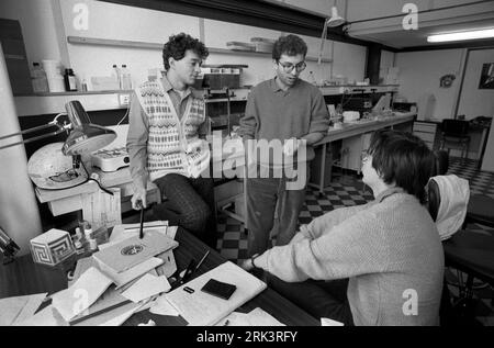 Pasteur Institute, Institut Pasteur, Paris, France 1985. (L-R) Professor David Klatzmann, Dr Pierre Sonigo, Dr Marc Alizon back of Professor Simon Wain-Hobson 1980s HOMER SYKES Stock Photo