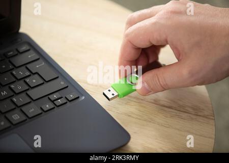 close up of hand connecting usb flash drive Stockfoto