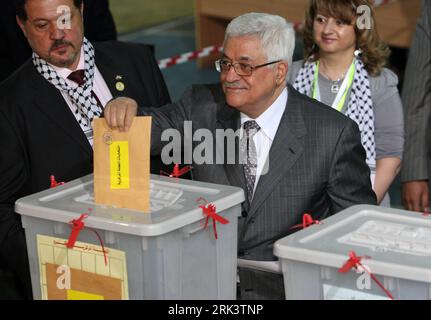 Bildnummer: 53551909  Datum: 09.08.2009  Copyright: imago/Xinhua (091023) -- RAMALLAH, Oct. 23, 2009 (Xinhua) -- File photo taken on Aug. 9, 2009 shows Palestinian President Mahmoud Abbas casting his vote during the Fatah congress in the West Bank town of Bethlehem. Abbas on Friday called on the Palestinians in the Palestinian territories to hold the general legislative and presidential elections on Jan. 24, 2010. (Xinhua/Hua Chunyu) (2)PALESTINE-ABBAS-ELECTION PUBLICATIONxNOTxINxCHN People Politik premiumd kbdig xsp 2009 quer  o0 Wahl, Stimmabgabe, Wahlurne    Bildnummer 53551909 Date 09 08 2 Stock Photo