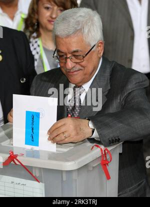 Bildnummer: 53551908  Datum: 09.08.2009  Copyright: imago/Xinhua (091023) -- RAMALLAH, Oct. 23, 2009 (Xinhua) -- File photo taken on Aug. 9, 2009 shows Palestinian President Mahmoud Abbas casting his vote during the Fatah congress in the West Bank town of Bethlehem. Abbas on Friday called on the Palestinians in the Palestinian territories to hold the general legislative and presidential elections on Jan. 24, 2010. (Xinhua/Hua Chunyu) (1)PALESTINE-ABBAS-ELECTION PUBLICATIONxNOTxINxCHN People Politik premiumd kbdig xsp 2009 hoch o0 Wahl, Stimmabgabe, Wahlurne, Porträt    Bildnummer 53551908 Date Stock Photo