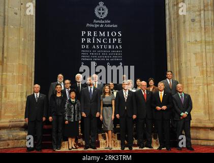 Bildnummer: 53551990  Datum: 23.10.2009  Copyright: imago/Xinhua (091023) -- OVIEDO, Oct. 23, 2009 (Xinhua) -- Spanish Crown Prince Felipe (4th L, front) and his wife Princess Letizia (5th R, front) pose with winners of the 2009 Prince of Asturias Prizes in Oviedo Oct. 23, 2009. The Prince of Asturias Prizes are handed out annually by the Prince of Asturias Foundation in Spain to individuals or organizations from around the world that make notable achievements in the fields of sciences, humanities, or public affairs. (Xinhua/Chen Haitong) (zj) (1)SPAIN-ASTURIAS-AWARDS PUBLICATIONxNOTxINxCHN Pe Stock Photo