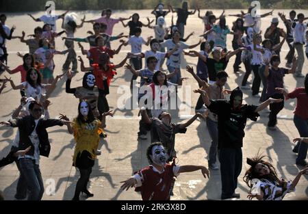 Bildnummer: 53554276  Datum: 25.10.2009  Copyright: imago/Xinhua (091025) -- WUHAN, Oct. 25, 2009 (Xinhua) -- Chinese fans of late super pop star Michael Jackson dance during the commemorative operation of Dancing In the Thriller World in Hankou of Wuhan, central China s Hubei Province, Oct. 25, 2009. More than 100 Chinese M.J. fans joined the operation which is held in about 200 cities across the world simultaneously on Sunday, Otc. 25, 2009. (Xinhua/Zhou Chao) (wyx) (3)CHINA-HUBEI-WUHAN-MICHAEL JACKSON-THRILLER(CN) PUBLICATIONxNOTxINxCHN China Wuhan Michael Jackson Thriller Gedenken Tanz Wel Stock Photo