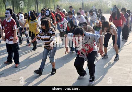 Bildnummer: 53554279  Datum: 25.10.2009  Copyright: imago/Xinhua (091025) -- WUHAN, Oct. 25, 2009 (Xinhua) -- Chinese fans of late super pop star Michael Jackson dance during the commemorative operation of Dancing In the Thriller World in Hankou of Wuhan, central China s Hubei Province, Oct. 25, 2009. More than 100 Chinese M.J. fans joined the operation which is held in about 200 cities across the world simultaneously on Sunday, Otc. 25, 2009. (Xinhua/Zhou Chao) (wyx) (7)CHINA-HUBEI-WUHAN-MICHAEL JACKSON-THRILLER(CN) PUBLICATIONxNOTxINxCHN China Wuhan Michael Jackson Thriller Gedenken Tanz Wel Stock Photo