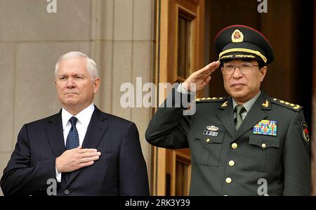 Bildnummer: 53557306 Datum: 27.10.2009 Copyright: imago/Xinhua (091028) -- WASHINGTON, Okt. 28, 2009 (Xinhua) -- DER US-Verteidigungsminister Robert Gates (L) und Xu Caihou (R), stellvertretender Vorsitzender der chinesischen Zentralen Militärkommission, hören bei einer Begrüßungszeremonie im Pentagon in Arlington, dem Staat Virginia, den Vereinigten Staaten von Amerika, am 27. Oktober 2009 nationale Hymnen. (Xinhua/Zhang Yan) (4)U.S.-ARLINGTON-CHINA-XU CAIHOU-VISIT PUBLICATIONxNOTxINxCHN People Politik kbdig xsp 2009 quer Bildnummer 53557306 Datum 27 10 2009 Copyright Imago XINHUA Washington OCT 28 2009 XINHUA US Defense Stockfoto