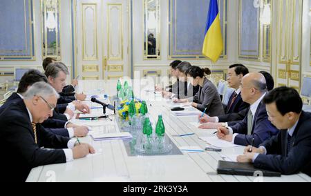 Bildnummer: 53557300  Datum: 27.10.2009  Copyright: imago/Xinhua (091028) -- KIEV, Oct. 28, 2009 (Xinhua) -- Chinese Vice Premier Zhang Dejiang (4th R) meets with Ukrainian President Viktor Yushchenko (3rd L) in Kiev, capital of Ukraine, Oct. 27, 2009. (Xinhua/Mu Liming)(zcc) (1)UKRAINE-KEIV-ZHANG DEJIANG-YUSHCHENKO-MEETING PUBLICATIONxNOTxINxCHN People Politik kbdig xsp 2009 quer     Bildnummer 53557300 Date 27 10 2009 Copyright Imago XINHUA  Kiev OCT 28 2009 XINHUA Chinese Vice Premier Zhang Dejiang 4th r Meets With Ukrainian President Viktor Yushchenko 3rd l in Kiev Capital of Ukraine OCT 2 Stock Photo