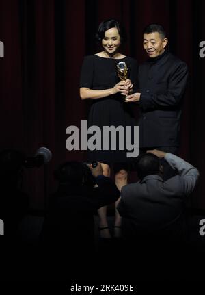 Bildnummer: 53564383  Datum: 29.10.2009  Copyright: imago/Xinhua (091030) -- LOS ANGELES, Oct. 30, 2009 (Xinhua) -- Director Gu Changwei and his wife, actress Jiang Wenli receive the best film award for their movie And the Spring Comes during the opening ceremony of the 2009 Chinese American Film Festival in Los Angeles, California of the United States, Oct. 29, 2009. The 5th film festival kicked off at Hollywood here on Thursday. (Xinhua/Qi Heng) (yy) (2)US-LOS ANGELES-CHINESE AMERICAN FILM FESTIVAL PUBLICATIONxNOTxINxCHN People Film Filmfest Filmfestival Preisträger kbdig xsk 2009 hoch o0 Fr Stock Photo