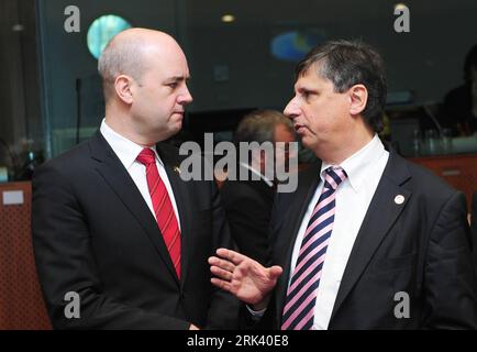 Bildnummer: 53564395  Datum: 30.10.2009  Copyright: imago/Xinhua (091030) -- BRUSSELS, Oct. 30, 2009 (Xinhua) -- Swedish Prime Minister Fredrik Reinfeldt (L), whose country is holding the EU Presidency, talk with Czech Prime Minister Jan Fischer at the European Union (EU) Summit in Brussels, capital of Belgium, Oct. 30, 2009. Leaders of 27 EU member states held a two-day summit since Thursday to discuss about climate change, financing, EU institutional and economic issues. (Xinhua/Wu Wei) (zhs) (6)BELGIUM-BRUSSELS-EU SUMMIT-DAY TWO PUBLICATIONxNOTxINxCHN People Politik EU Gipfel Europäische Un Stock Photo