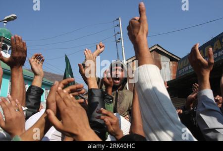 Bildnummer: 53565379 Datum: 30.10.2009 Copyright: imago/Xinhua (091031) -- SRINAGAR, Okt. 31, 2009 (Xinhua) -- muslimische Demonstranten aus Kaschmir schreien Parolen während einer Protestkundgebung in Baramulla, etwa 55 Kilometer (34 Meilen) nördlich von Srinagar, der Sommerhauptstadt des von Indien kontrollierten Kaschmirs, Okt. 30, 2009. Tausende von Kaschmiris protestierten gegen die indische Herrschaft im umstrittenen Kaschmir auf einen Aufruf eines wichtigen politischen Hardlineführers und forderten am Freitag eine Entmilitarisierung der Region. Syed Ali Geelani führte den protestmarsch an und lehnte den jüngsten Angriff des indischen Premierministers Manmohan Singh ab Stockfoto