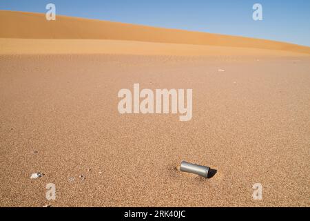 Patrone - Fall hinter sich gelassen in der Wüste von Oman Stockfoto