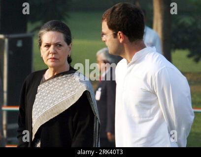 Bildnummer: 53565900  Datum: 31.10.2009  Copyright: imago/Xinhua (091031) -- NEW DELHI, Oct. 31, 2009 (Xinhua) -- Indian United Progressive Alliance (UPA) chairperson Sonia Gandhi (L) and her son Rahul Gandhi attend a ceremony marking the 25th death anniversary of late Prime Minister of India Indira Gandhi on the occasion of Indira Gandhi s 25th death anniversary at Shakti Sthal in New Delhi, capital of India, Oct. 31, 2009. Indira Gandhi was assassinated on Oct 31, 1984. (Xinhua/Partha Sarkar) (5)INDIA-NEW DELHI-INDIRA GANDHI-ANNIVERSARY PUBLICATIONxNOTxINxCHN Indien People Politik Gedenken J Stockfoto