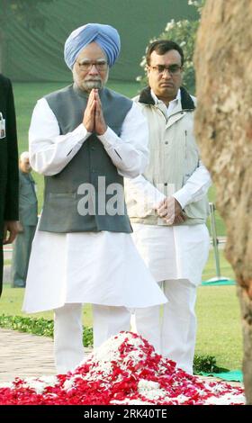 Bildnummer: 53565899 Datum: 31.10.2009 Copyright: imago/Xinhua (091031) -- NEU DELHI, 31. Oktober 2009 (Xinhua) -- der indische Premierminister Manmohan Singh (Front) würdigt den verstorbenen indischen Premierminister Indira Gandhi während einer Gedenkzeremonie anlässlich des 25. Todestages von Indira Gandhi in Shakti Sthal in Neu-Delhi, der indischen Hauptstadt, am 31. Oktober 2009. Indira Gandhi wurde am 31. Oktober 1984 ermordet. (Xinhua/Partha Sarkar) (2)INDIA-NEW DELHI-INDIRA GANDHI-ANNIVERSARY PUBLICATIONxNOTxINxCHN Indien People Politik Gedenken Jahrestag Todestag Indira Ghandi kbdig xub 2009 hoch Bi Stockfoto