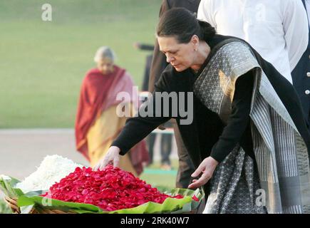 Bildnummer: 53565896  Datum: 31.10.2009  Copyright: imago/Xinhua (091031) -- NEW DELHI, Oct. 31, 2009 (Xinhua) -- Indian United Progressive Alliance (UPA) chairperson Sonia Gandhi pays tribute to late Prime Minister of India Indira Gandhi during a commemorative ceremony on the occasion of Indira Gandhi s 25th death anniversary at Shakti Sthal in New Delhi, capital of India, Oct. 31, 2009. Indira Gandhi was assassinated on Oct 31, 1984. (Xinhua/Partha Sarkar) (1)INDIA-NEW DELHI-INDIRA GANDHI-ANNIVERSARY PUBLICATIONxNOTxINxCHN Indien People Politik Gedenken Jahrestag Todestag Indira Ghandi kbdig Stockfoto