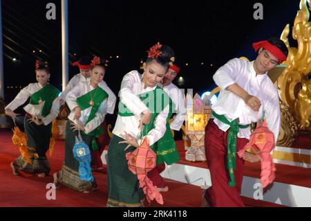 Bildnummer: 53566223 Datum: 31.10.2009 Copyright: imago/Xinhua-Tänzer treten bei der Eröffnungszeremonie des traditionellen Loi Krathong Festivals oder des Wasserfestivals in Bangkok, der Hauptstadt Thailands, am 31. Oktober 2009 auf. Dutzende von thailändischen Haushalten ließen Wasserlaternen für Frieden und Glück am Tag frei. (Xinhua/Shi Xianzhen) (ypf) (3)THAILAND-BANGKOK-WATER Festival PUBLICATIONxNOTxINxCHN Wasserfest Wasser Festival Thailand kbdig xsp 2009 quer o00 Kunst Tanz Bildnummer 53566223 Datum 31 10 2009 Copyright Imago XINHUA Tänzer treten BEI der Eröffnungszeremonie des traditionellen LOI Krathong Festivals oder der auf Stockfoto