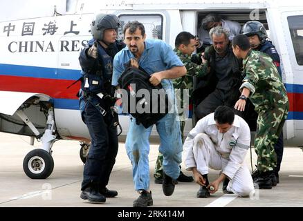 Bildnummer: 53566646  Datum: 01.11.2009  Copyright: imago/Xinhua (091101) -- SHANGHAI, Nov. 1, 2009 (Xinhua) -- Chinese rescuers help Iranian sailors get out of a helicopter in Shanghai, east China, Nov. 1, 2009. An Iranian cargo ship hit the reefs and ran aground outside the Yangzte River estuary Sunday morning. All 36 crew members and a two-year-old boy have been rescued. (Xinhua/Chen Fei) (zhs) (1)CHINA-SHANGHAI-IRANIAN CARGO SHIP-ACCIDENT (CN) PUBLICATIONxNOTxINxCHN Schiffsunfall Unfall Schiff Schiffahrt Verkehr Havarie premiumd kbdig xng 2009 quer o0 Rettung Helikopter Seemann    Bildnumm Stock Photo