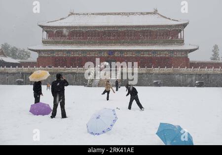 Bildnummer: 53566957  Datum: 01.11.2009  Copyright: imago/Xinhua (091101) -- BEIJING, Nov. 1, 2009 (Xinhua) -- Tourists visit the snow-covered Forbidden City in central Beijing, capital of China, Nov. 1, 2009. The Forbidden City, the imperial palace of ancient China s Ming (1368-1644) and Qing (1644-1911) dynasties, is the world s largest surviving imperial palace complex. (Xinhua/Liu Jie) (hdt) (5)CHINA-BEIJING-FORBIDDEN CITY-SNOW SCENERY (CN) PUBLICATIONxNOTxINxCHN Winter Jahreszeit Wintereinbruch Schnee China kbdig xng 2009 quer  o0 Verbotene Stadt o00 Wetter o00 Gebäude    Bildnummer 53566 Stock Photo