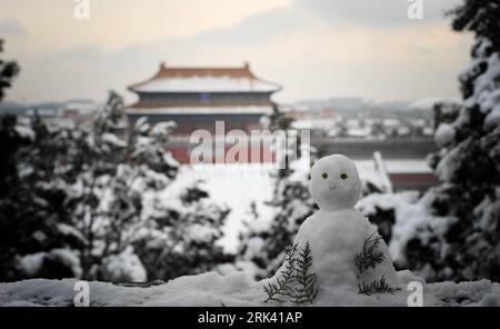 Bildnummer: 53566667 Datum: 01.11.2009 Copyright: imago/Xinhua (091101) -- PEKING, 1. November 2009 (Xinhua) -- Foto aufgenommen am 1. November 2009 zeigt einen Schneemann mit der Verbotenen Stadt im Hintergrund. Am Sonntag feierte Peking seinen ersten Schneefall in diesem Winter. (Xinhua/Wang Qingqin) (zhs) (1)CHINA-BEIJING-SNOW-SCENARY (CN) PUBLICATIONxNOTxINxCHN Winter Jahreszeiten Wintereinbruch Schnee China kbdig xng 2009 quer premiumd o0 Schneemann o00 Wetter Bildnummer 53566667 Datum 01 11 2009 Copyright Imago XINHUA Beijing Nov 1 2009 XINHUA Foto aufgenommen AUF Snowman 1 Nov 2009 Stockfoto