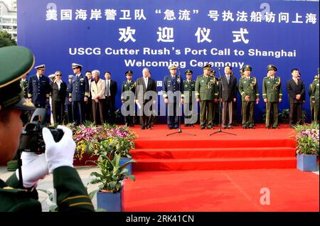 Bildnummer: 53566931 Datum: 01.11.2009 Copyright: imago/Xinhua (091101) -- SHANGHAI, 1. November 2009 (Xinhua) -- Foto aufgenommen am 1. November 2009 zeigt die Begrüßungszeremonie für den Cutter Rush der US-Küstenwache in Shanghai, Ostchina. Cutter Rush kam am Sonntag in Shanghai an und begann einen sechstägigen Besuch. (Xinhua/Chen Fei) (zhs) (4)CHINA-SHANGHAI-USCG-CUTTER RUSH-VISIT (CN) PUBLICATIONxNOTxINxCHN Militär Staat USA Küstenwache US kbdig xng 2009 quer Bildnummer 53566931 Datum 01 11 2009 Copyright Imago XINHUA Shanghai 1. November 2009 XINHUA Foto aufgenommen AM 1. November 2009 zeigt die Begrüßungszeremonie Held Stockfoto