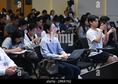 Hangzhou, chinesische Provinz Zhejiang. August 2023. Journalisten arbeiten an der Pressekonferenz für die 19. Asiatischen Spiele Hangzhou in Hangzhou, der Hauptstadt der ostchinesischen Provinz Zhejiang, am 24. August 2023. Quelle: Huang Zongzhi/Xinhua/Alamy Live News Stockfoto