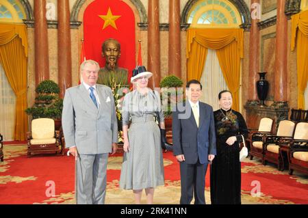 Bildnummer: 53568971 Datum: 02.11.2009 Copyright: imago/Xinhua der vietnamesische Präsident Nguyen Minh Triet (2. R) posiert mit Königin Margrethe II. Von Dänemark in Hanoi, der Hauptstadt Vietnams, am 2. November 2009. Margrethe II. Begann ihren offiziellen Besuch in Vietnam am Montag. (Xinhua/Li Qing) (jl) PUBLICATIONxNOTxINxCHN People Politik kbdig xsk 2009 quer premiumd o0 Adel Dänemark Bildnummer 53568971 Datum 02 11 2009 Copyright Imago XINHUA vietnamesischer Präsident Nguyen Minh Triet 2. R. posiert mit Königin Margrethe II. von Dänemark zu Besuch in der vietnamesischen Hauptstadt Hanoi AM 2. November 2009 begann Margrethe II Stockfoto