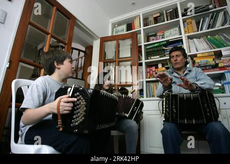 Bildnummer: 53579353  Datum: 23.10.2009  Copyright: imago/Xinhua  Enzo Perino (L) takes bandoneon classes with Tango musician Juan Pablo Fredes at home in the city of Rio Plata, some 65 kilometers south of Buenos Aires, Argentina, Oct. 23, 2009.           (Xinhua/Martin Zabala) (zw) (UNIVERSAL CHILDREN S DAY)ARGENTINA-TANGO PLAYER-ENZO PERINO PUBLICATIONxNOTxINxCHN Musik  Homestory Fotostory privat People kbdig xsk 2009 quer o0 Unterricht, Musikunterricht, Akkordeon, Ziehharmonika    Bildnummer 53579353 Date 23 10 2009 Copyright Imago XINHUA Enzo Perino l Takes Bandoneon  With Tango Musician J Stock Photo