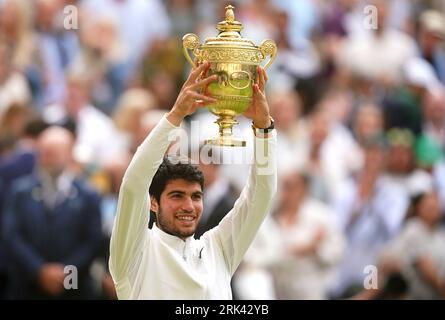 Aktenfoto vom 16.07.2023 von Carlos Alcaraz mit der Gentlemen's Singles Trophy. Der offensichtliche Startpunkt ist der 20-jährige Spanier, der seinen ersten Grand Slam-Titel bei den letztjährigen Meisterschaften gewann. Ausgabedatum: Donnerstag, 24. August 2023. Stockfoto