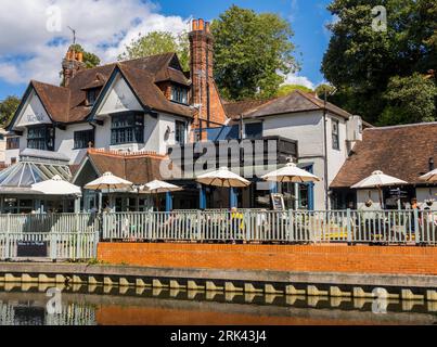 The Weyside, Riverside Pub, Surrey, England, Großbritannien, GB. Stockfoto