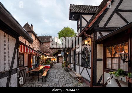 Mittelalterliche kleine Fachwerkhäuser in Nürnberg Stockfoto