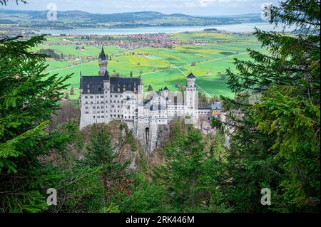 Blick auf Schloss Neuschwanstein und das Alpental in der Nähe von Füssen von oben, Deutschland Stockfoto