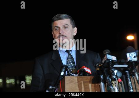 Bildnummer: 53585321  Datum: 07.11.2009  Copyright: imago/Xinhua (091108) -- FORT HOOD, Nov. 8, 2009 (Xinhua) -- Chris Grey, spokesman for the US Army criminal investigation division (CID), speaks during a press conference at the Fort Hood Army Post in Fort Hood, Texas, the United States, Nov. 7, 2009. A press conference was held here on Saturday to release the latest result on the investigation of shooting at the Fort Hood Army Post. A military psychiatrist opened fire at the U.S. Fort Hood Army base Thursday, killing 13 and wounding another 30. (Xinhua/Chen Ruwei) (msq) (5)U.S.-FORT HOOD-SHO Stockfoto