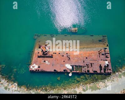 Schiffswrack im kleinen Yachthafen von Agelochori, Thessaloniki, Griechenland Stockfoto