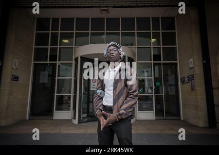 London, Großbritannien. August 2023. TikTok, bekannt als Mizzy, kommt zum Stratford Magistrates Court, der beschuldigt wird, seine kriminelle Verhaltensanordnung zu brechen. Mizzy, echter Name Bacari-Bronze O’Garro, wird beschuldigt, Mitglieder der Öffentlichkeit im Westfield Centre in Stratford gefilmt zu haben, weil er gegen eine kriminelle Verhaltensanordnung verstoßen habe, die ihm Verbot, ohne deren Zustimmung Menschen zu filmen. Er wurde zuvor für schuldig befunden, in ein Führerhaus eines Zuges eingefahren zu sein und die Kontrollen zu stören, was die Sicherheit der Bevölkerung gefährdet. Guy Corbishley/Alamy Live News Stockfoto