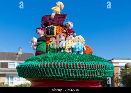 Alte Frau, die in Poole, Dorset UK, in einem Briefkastenaufsatz lebte - Briefkastenaufsatz Briefkastenaufsatz Briefkastenaufsatz Topper, Garnbomben, Garnbombe Stockfoto