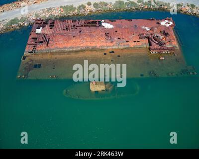 Schiffswrack im kleinen Yachthafen von Agelochori, Thessaloniki, Griechenland Stockfoto