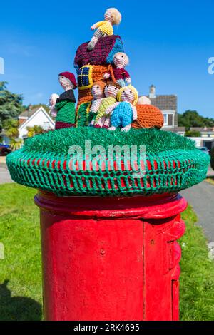 Alte Frau, die in Poole, Dorset UK, in einem Briefkastenaufsatz lebte - Briefkastenaufsatz Briefkastenaufsatz Briefkastenaufsatz Topper, Garnbomben, Garnbombe Stockfoto