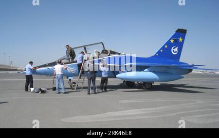 Bildnummer: 53593595  Datum: 11.11.2009  Copyright: imago/Xinhua (091111) -- DUBAI, Nov. 11, 2009 (Xinhua) -- Aircrew members take routine care of China-made Falcon L15 jet trainer at airport in Dubai, the United Arab Emirates, Nov. 11, 2007. The China-made Falcon L15 jet trainer, developed by the Hongdu Aviation Industry Group of China, arrived in Dubai on Wednesday and would attend the Dubai Airshow. (Xinhua) (cl) UAE-DUBAI-AIR SHOW-CHINA-MADE JET-ARRIVAL PUBLICATIONxNOTxINxCHN Flugzeug kbdig xsk 2009 quer o0 L 15 o00 Objekte    Bildnummer 53593595 Date 11 11 2009 Copyright Imago XINHUA  Dub Stock Photo