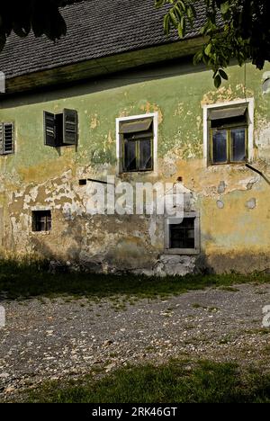 Flackernde Fassade am Eingang zum Schloss Predjama, Predjamski Grad oder Grad Predjama, eine spektakuläre Festung in einer Kalksteinlandschaft im Dorf Predjama im Südwesten Sloweniens. Stockfoto