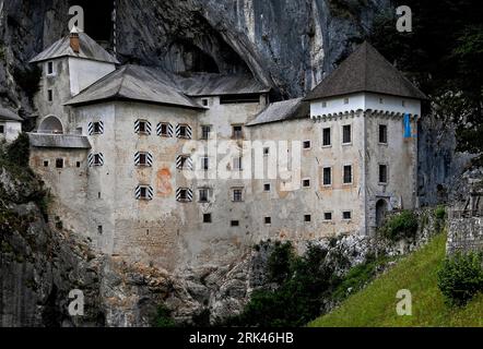 Die Renaissance-Fassade maskiert die mittelalterlichen Ursprünge von Predjama Castle, Predjamski Grad oder Grad Predjama, im Südwesten Sloweniens. Sie wurde in den 1200er Jahren n. Chr. im gotischen Stil innerhalb einer Höhlenmündung erbaut und in den 1500er Jahren umfassend umgebaut Es ist die größte Höhlenburg der Welt und ist in Guinness World Records aufgeführt. Stockfoto