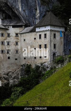 Predjama Castle, Predjamski Grad oder Grad Predjama, wurde in den 1200er Jahren n. Chr. in einer Höhlenmündung im Dorf Predjama im Südwesten Sloweniens erbaut und in den 1500er Jahren umfassend umgebaut und erweitert Stockfoto